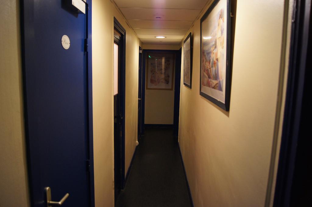 Hôtel Moderne Maisons-Alfort Exterior foto A corridor on the ship